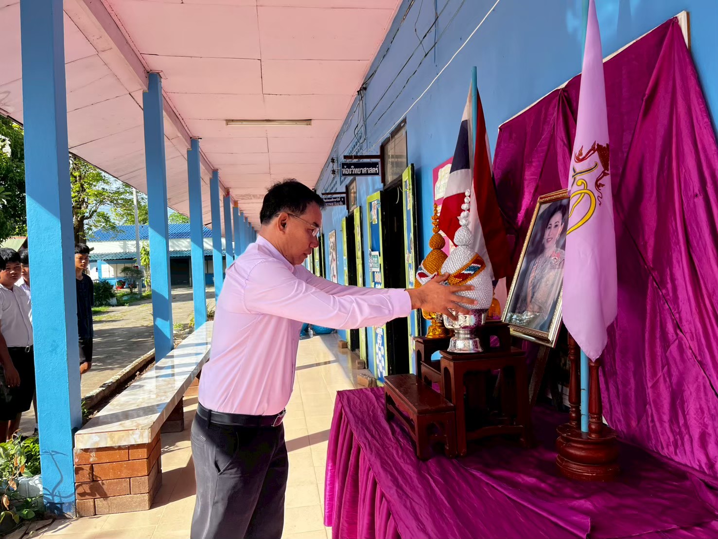โรงเรียนบ้านปาง จัดพิธีถวายพระพรชัยมงคล สมเด็จพระนางเจ้าสุทิดาฯ พระบรมราชินี พร้อมนำบุคลากรและนักเรียนร่วมกิจกรรมจิตอาสาพัฒนาโรงเรียน